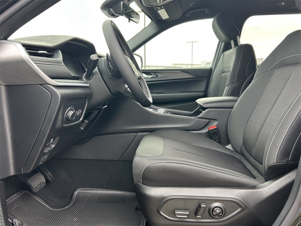 2025 Jeep Grand Cherokee GRAND CHEROKEE LAREDO 4X2