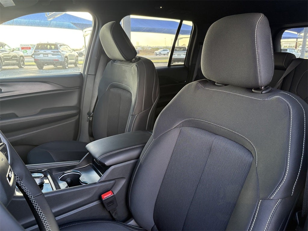 2025 Jeep Grand Cherokee GRAND CHEROKEE LAREDO 4X2