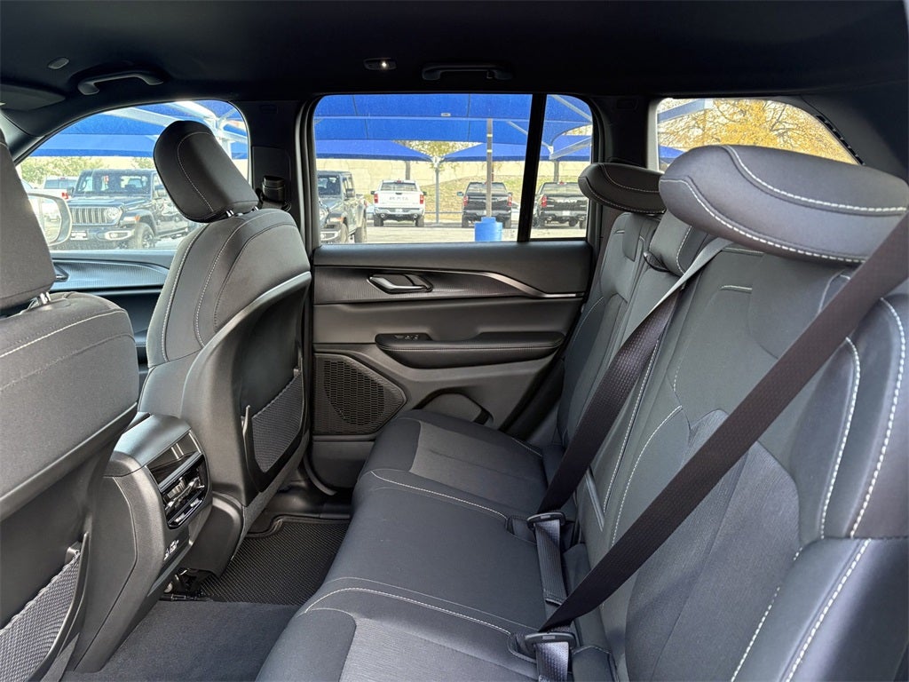 2025 Jeep Grand Cherokee GRAND CHEROKEE LAREDO 4X2