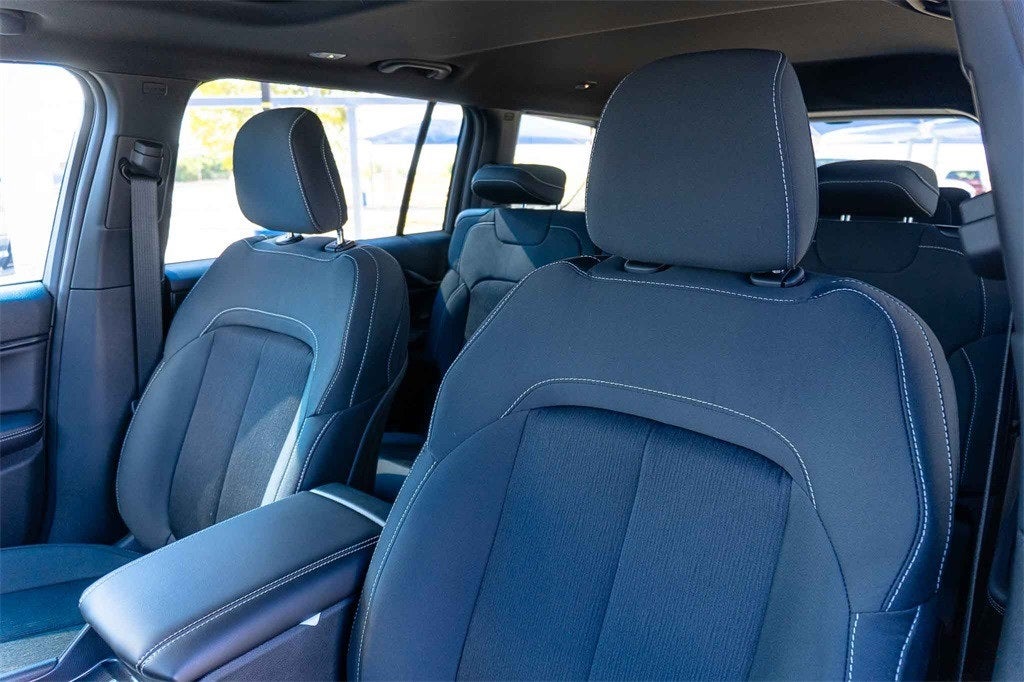 2025 Jeep Grand Cherokee GRAND CHEROKEE L LAREDO X 4X2