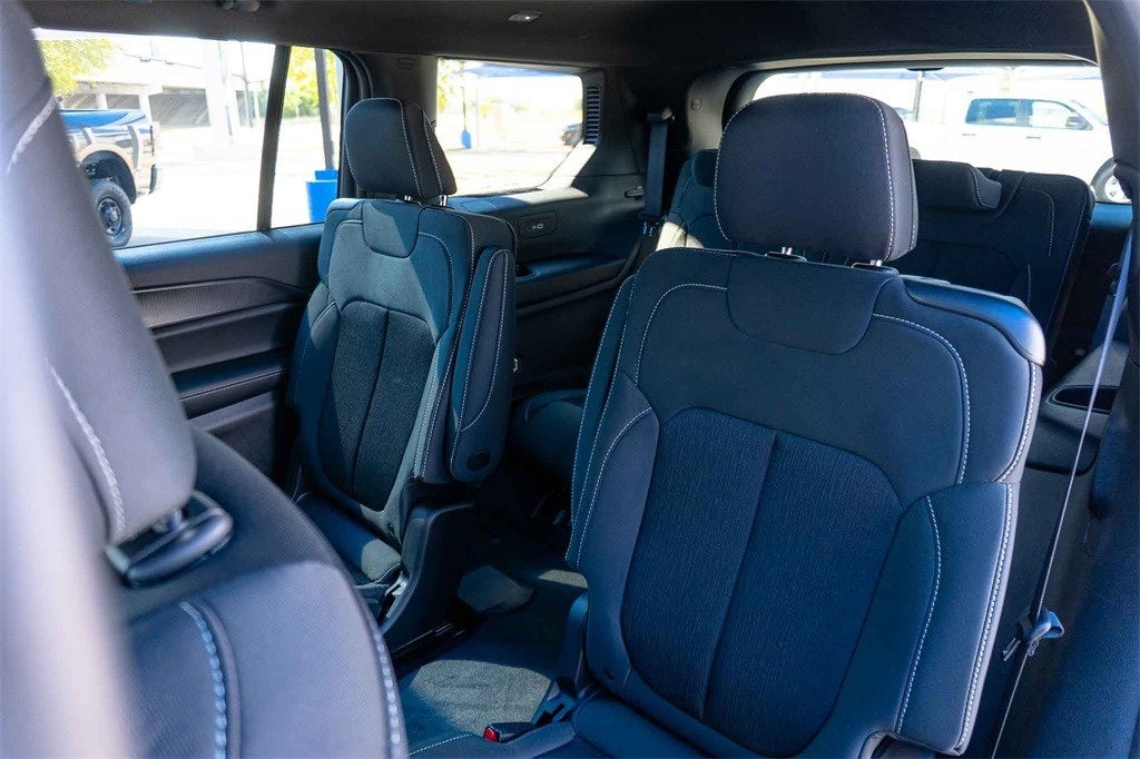 2025 Jeep Grand Cherokee GRAND CHEROKEE L LAREDO X 4X2