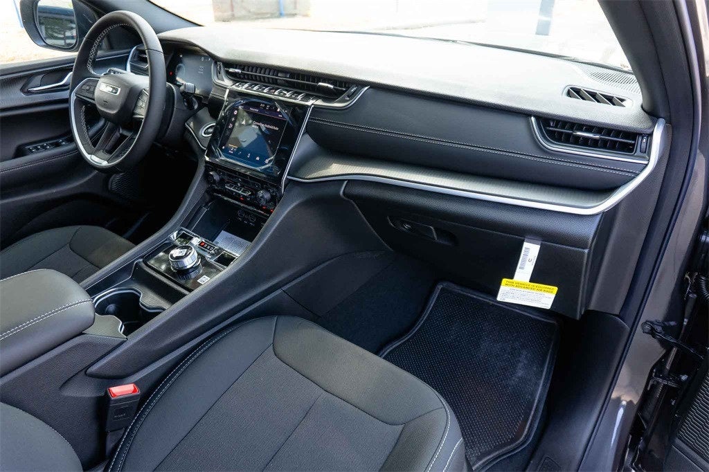 2025 Jeep Grand Cherokee GRAND CHEROKEE L LAREDO X 4X2