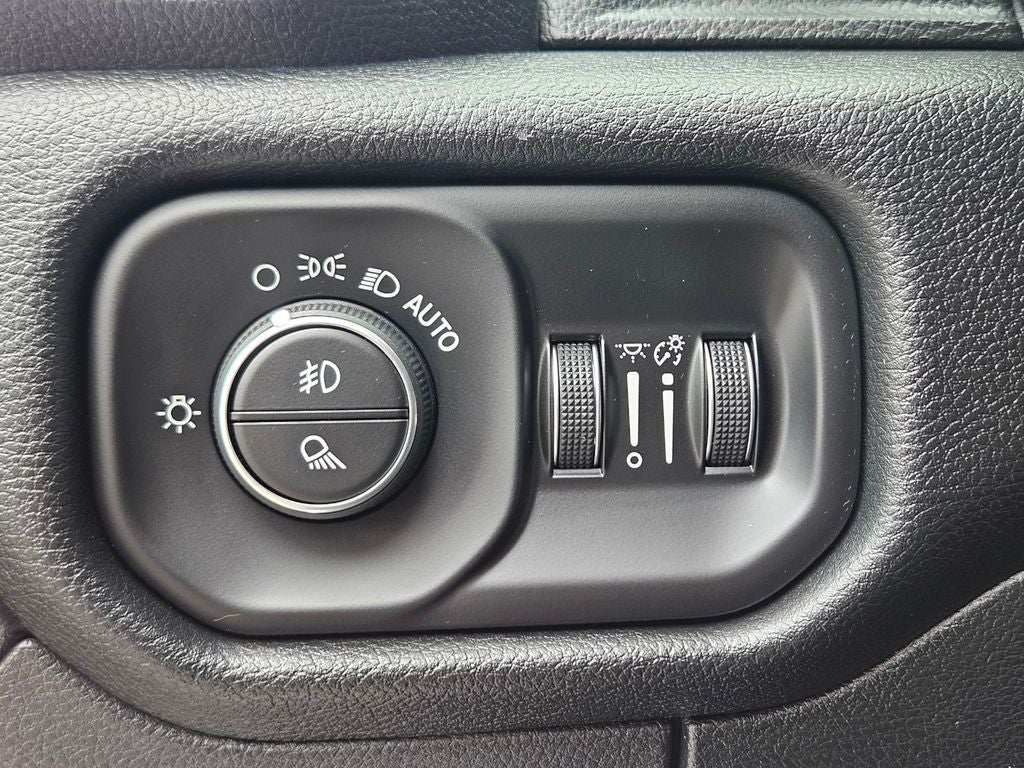 2022 RAM 1500 Laramie Crew Cab 4x2 5'7' Box