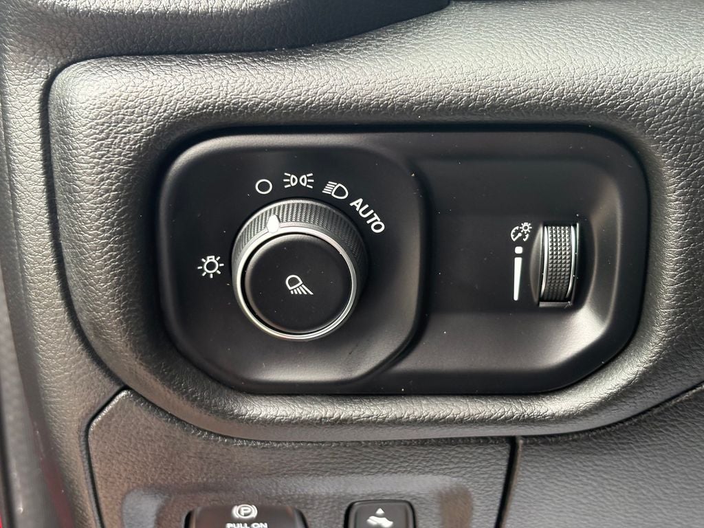 2023 RAM 1500 Laramie Crew Cab 4x4 5'7' Box