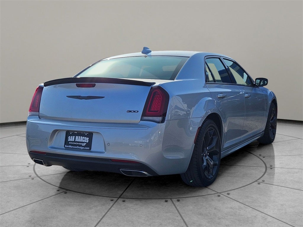 2022 Chrysler 300 Touring L