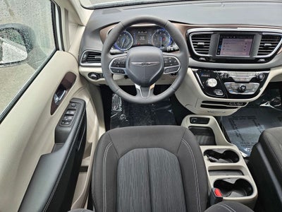 2024 Chrysler Voyager LX