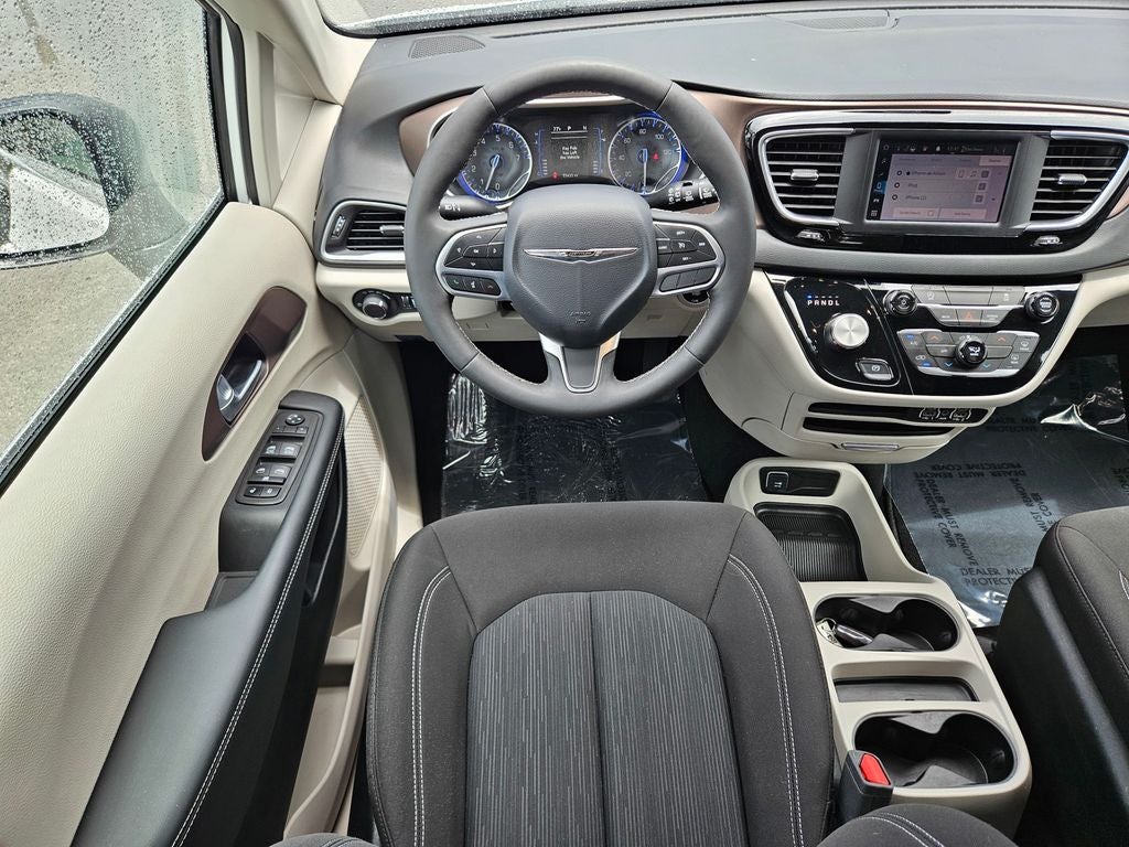 2024 Chrysler Voyager LX