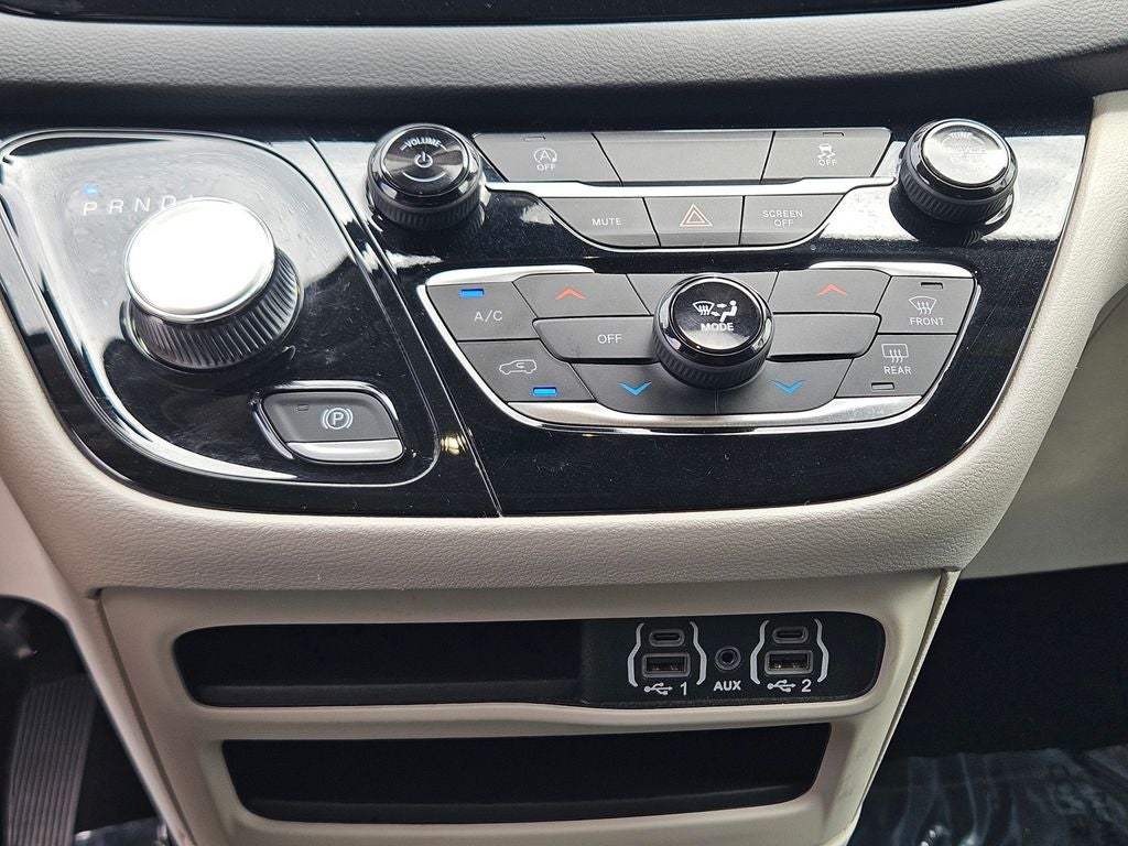 2024 Chrysler Voyager LX